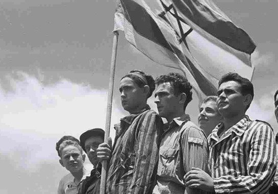 Sobreviventes de um campo de concentração nazista de Buchenwald no convés de um navio a caminho do porto de Haifa, na Palestina -  (crédito: Zoltan Kluger/IGPO/Getty Images Europe.)