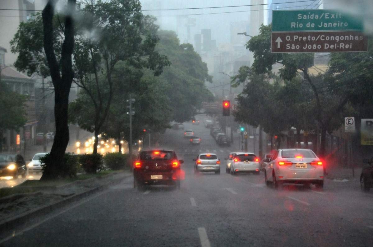 Tempestade e granizo: BH e outras 508 cidades em MG estão sob alerta até sábado