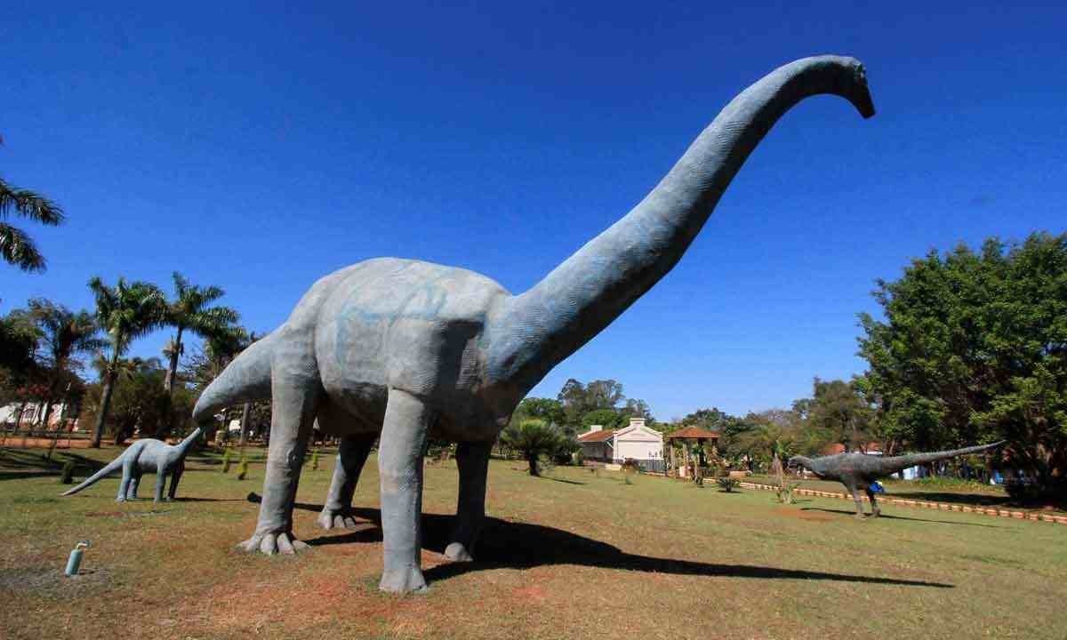Montagem do dinossauro Uberabatitan Ribeiroi, em Peir&oacute;polis, um dos geoss&iacute;tios do Geoparque Uberaba, onde fica o Museu dos Dinossauros-L. Adolfo/Esp. EM