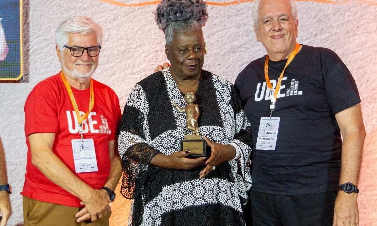 A entrega foi feita durante a terceira ediÃ§Ã£o do Festival LiterÃ¡rio Internacional de Itabira (Flitabira) -  (crédito: Kevem William/DivulgaÃ§Ã£o)