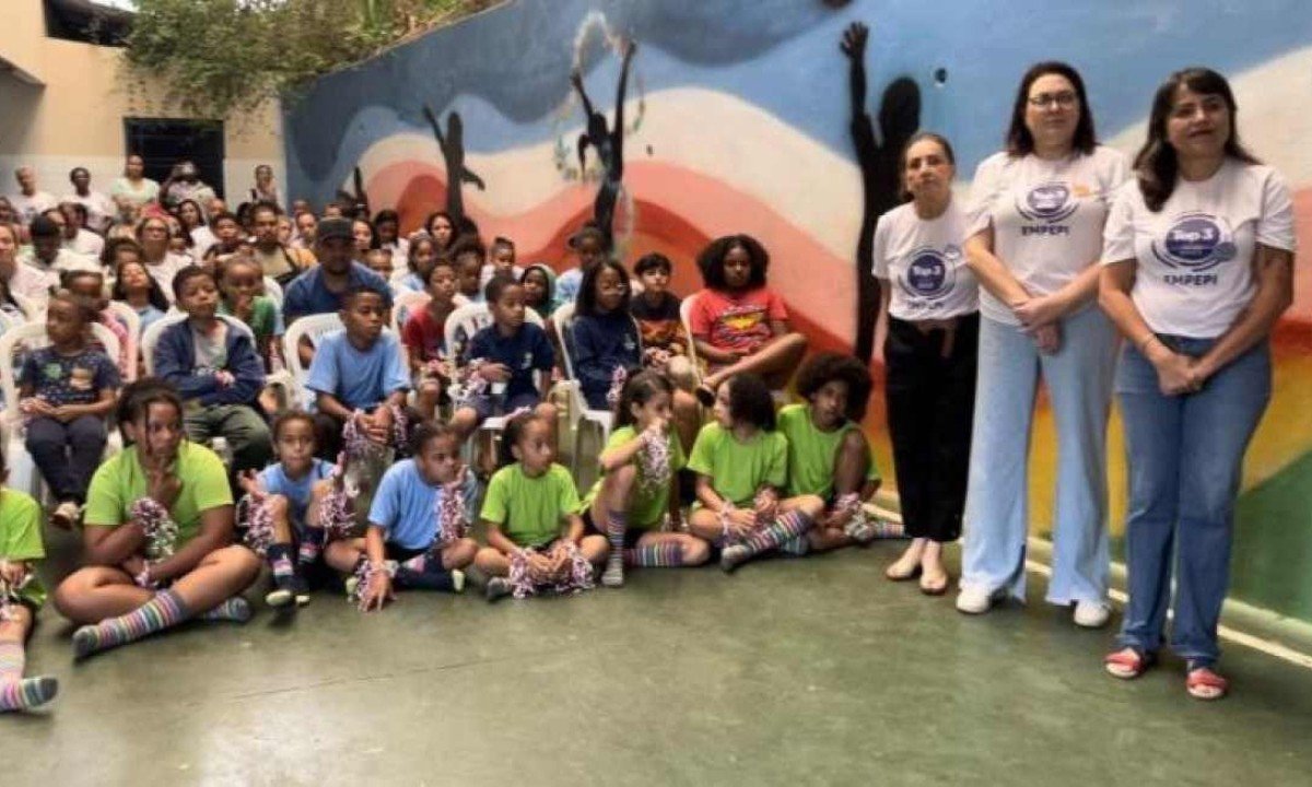 Alunos, professores e participantes do projeto "Mais favela, menos lixo" assistiram a cerimônia de anúncio dos vencedores na sede da escola na manhã deste sábado (4) -  (crédito: PBH/Divulgação)