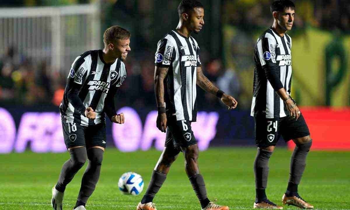 Botafogo lidera o Brasileirão, mas a irregularidade do time no segundo turno preocupa a torcida, o grupo de jogadores e os dirigentes do clube carioca -  (crédito: JUAN MABROMATA / AFP - 30/8/23)
