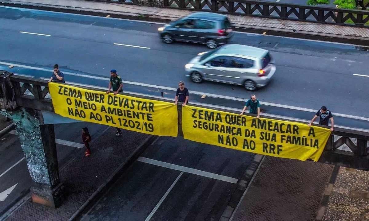 Faixas exibem protesto contra RRF proposto por Zema