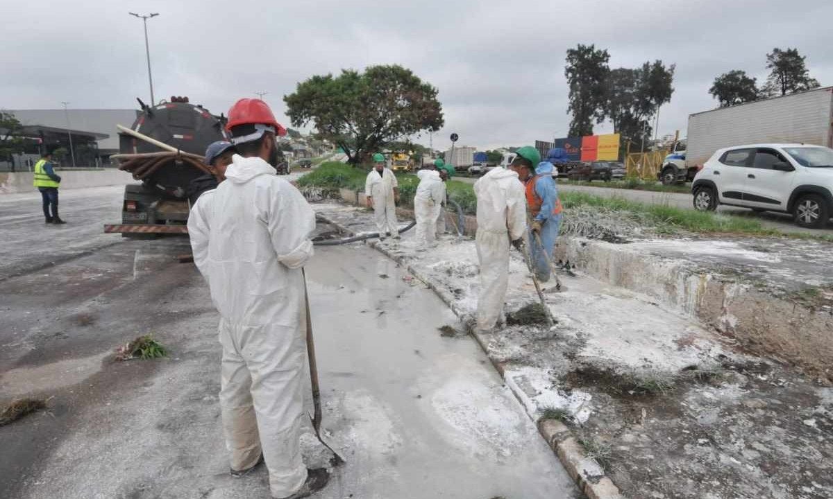 Limpeza das vias principais e recolhimento da carga demoraram devido a chuvas e a necessidade de mais equipamentos -  (crédito: Gladyston Rodrigues/EM/D.A.Press)