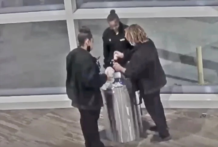 Pra quem não viu: Funcionários riem ao jogar pertences de passageiro no lixo - Youtube Canal KCAL News