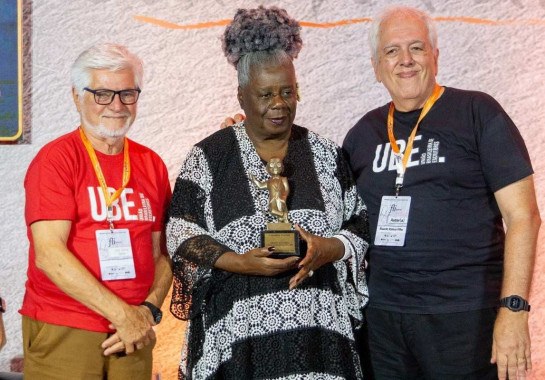 A entrega foi feita durante a terceira ediÃ§Ã£o do Festival LiterÃ¡rio Internacional de Itabira (Flitabira) -  (crédito: Kevem William/DivulgaÃ§Ã£o)