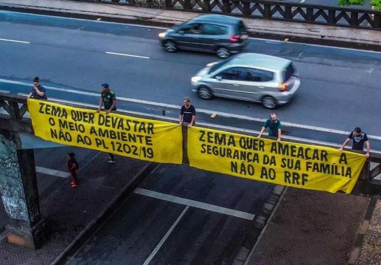 Faixas criticam o projeto de lei que trata da adesão ao Regime de Recuperação Fiscal (RRF), proposto pelo governador Romeu Zema (Novo) -  (crédito: Coletivo Alvorada/Reprodução)