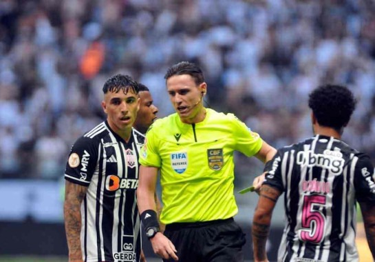 A arbitragem no futebol brasileiro, incluindo o VAR, tem gerado muita polêmica dentro e fora das quatro linhas -  (crédito: Ramon Lisboa/EM/D.A Press)