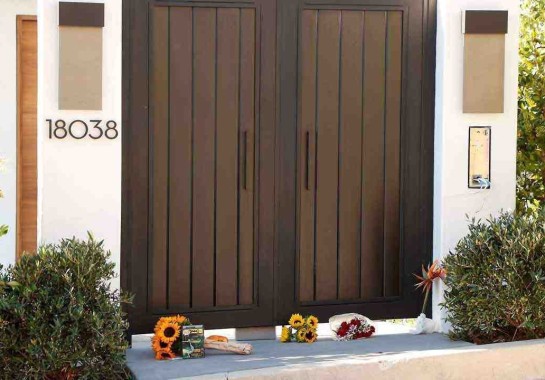  Flores deixadas por fãs na porta da casa de Matthew Perry, em Los Angeles -  (crédito: Michael Tran / AFP)