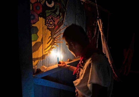 Membro da comunidade idígena de Cofan participa de ritual de ayahuasca no Equador
 -  (crédito: Pedro PARDO / AFP)