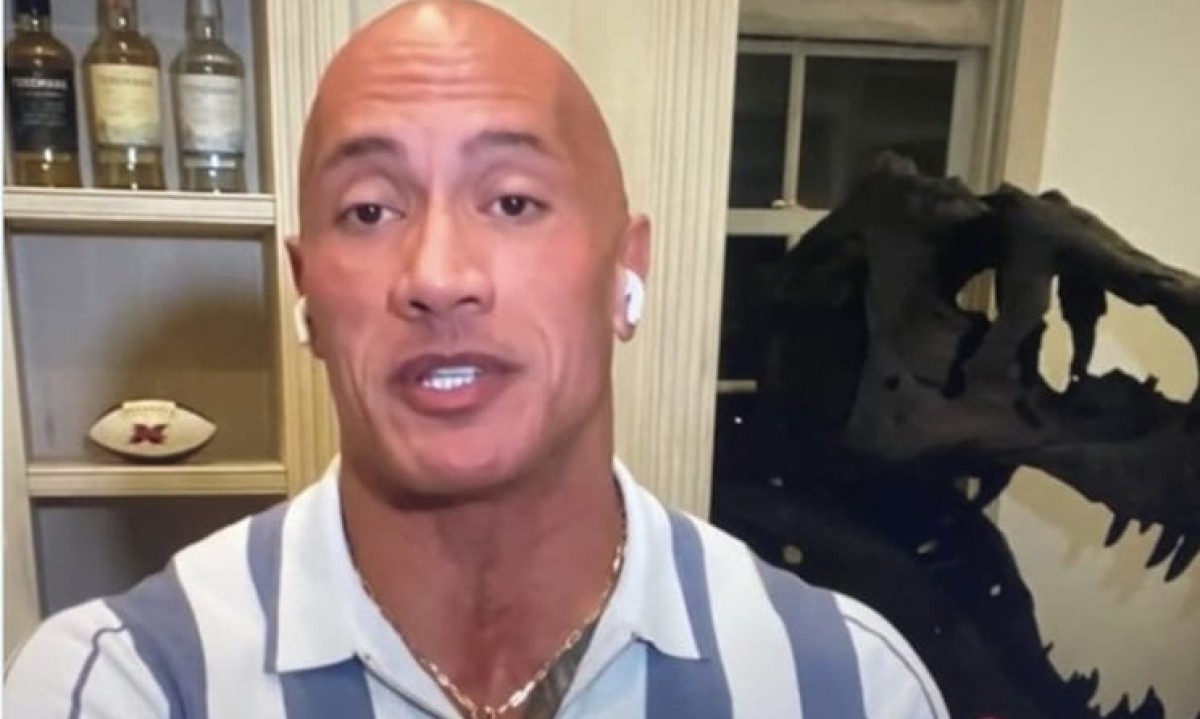 Apaixonado por pré-história, Dwayne Johnson tem crânio de tiranossauro em  casa