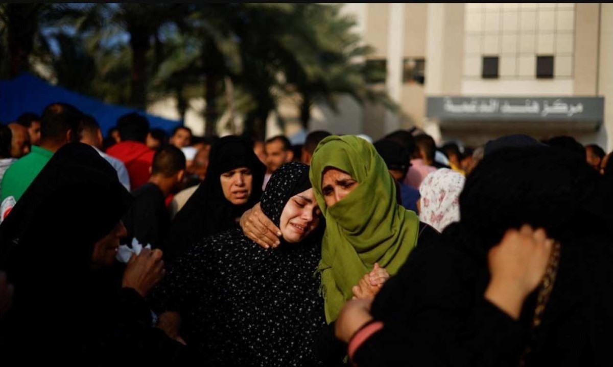 Mulheres palestinas choram em meio à guerra na Faixa de Gaza -  (crédito: Mohammed Salem/Reuters)