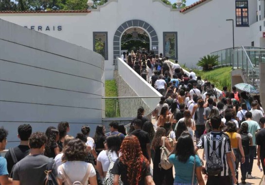 Estudantes entrando no Campus da PUC do Coração Eucarístico, em BH, para primeiro dia do Enem em 2023 -  (crédito: Gladyston Rodrigues/EM/D.A. Press)