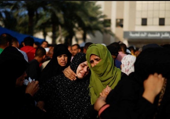 Mulheres palestinas choram em meio à guerra na Faixa de Gaza -  (crédito: Mohammed Salem/Reuters)