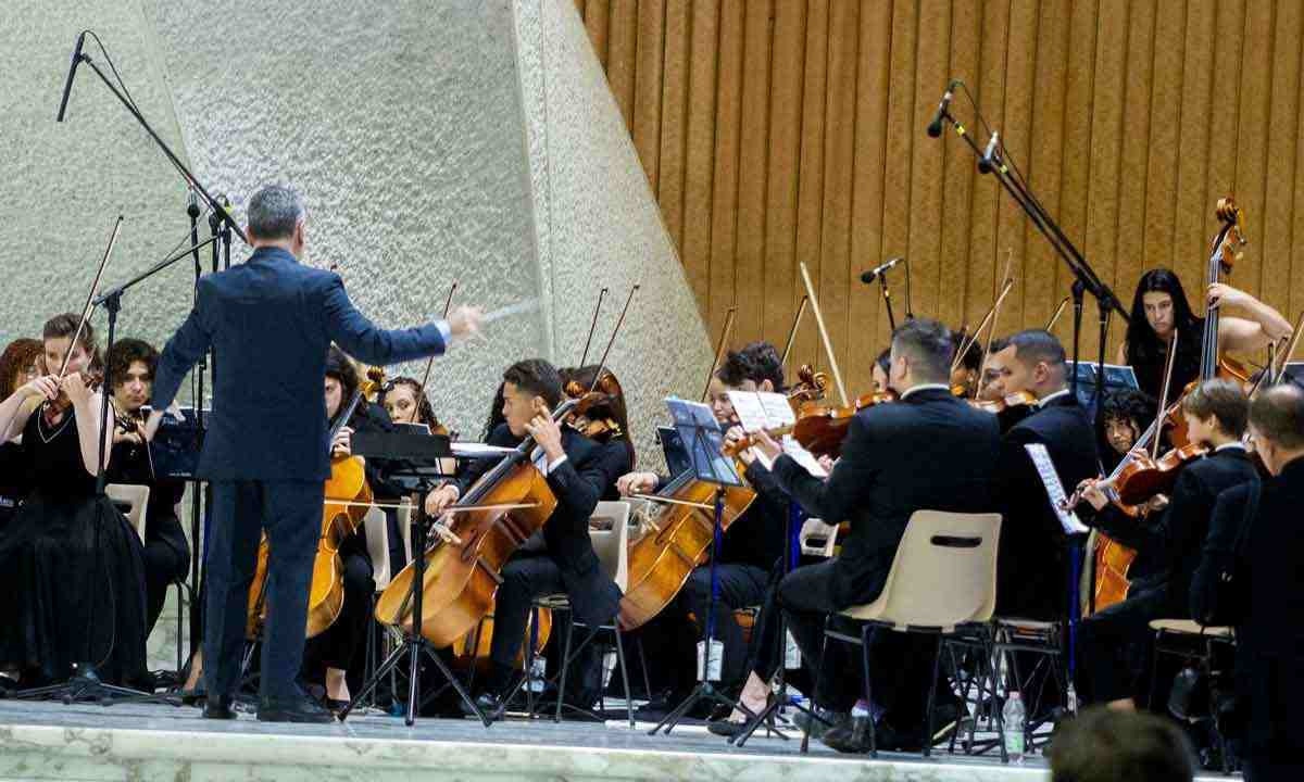 Orquestra Criança Cidadã, de Pernambuco, toca pela paz no Vaticano