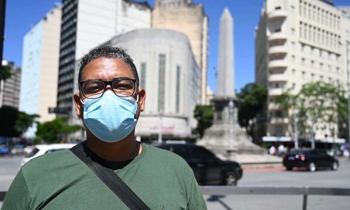 Um homem com uma máscara em uma rua de Belo Horizonte 