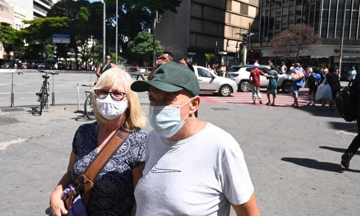Um homem e uma mulher em uma rua de Belo Horizonte