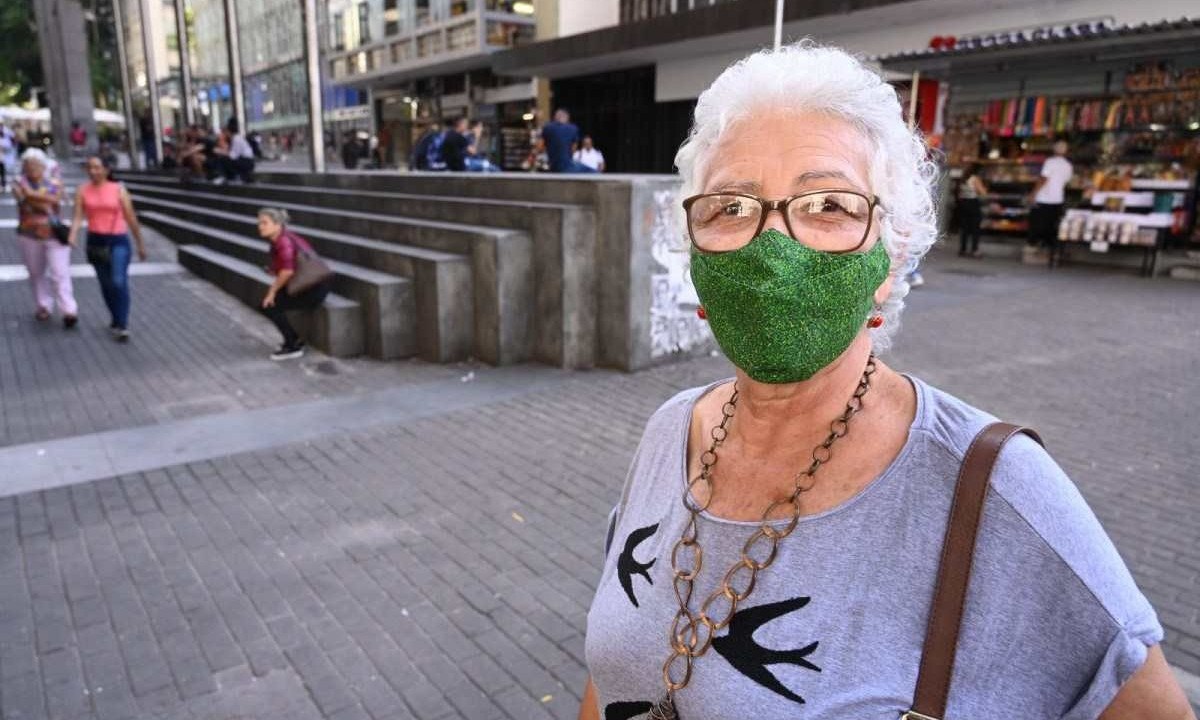 Uma mulher com máscara em uma rua de Belo Horizonte