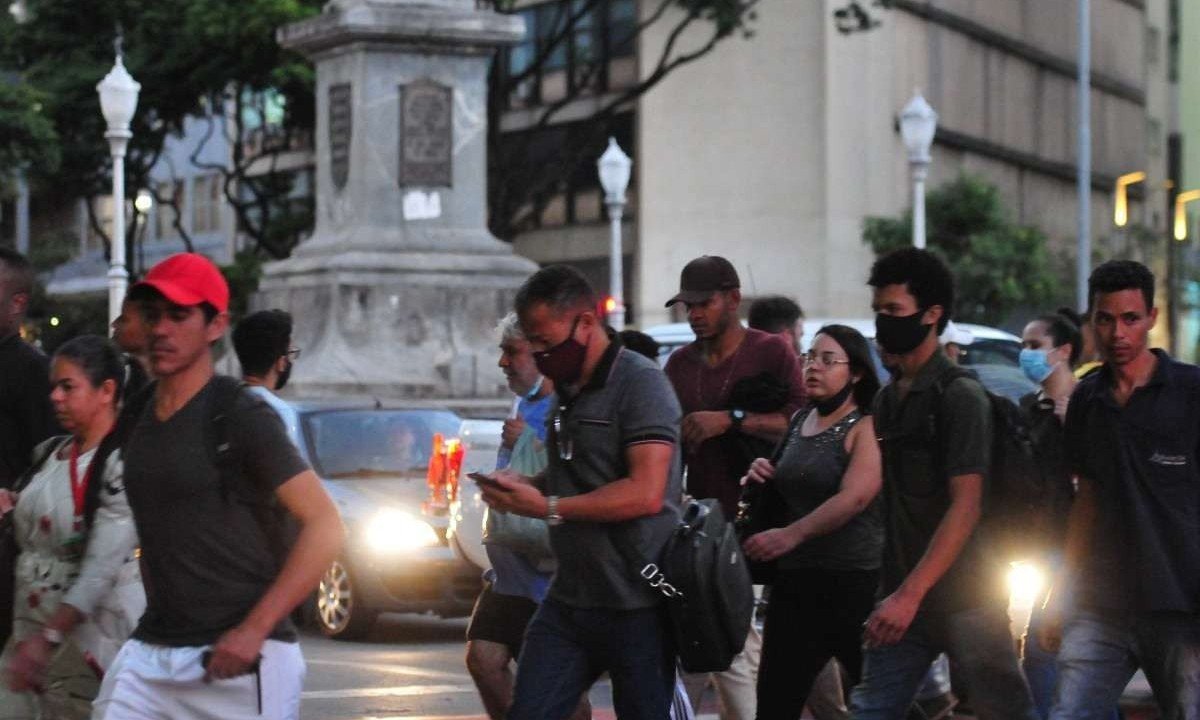 Pessoas usando m&aacute;scaras e outras n&atilde;o usando em uma rua movimentada em Belo Horizonte -  (crédito: Ramon Lisboa/EM/D.A Press)