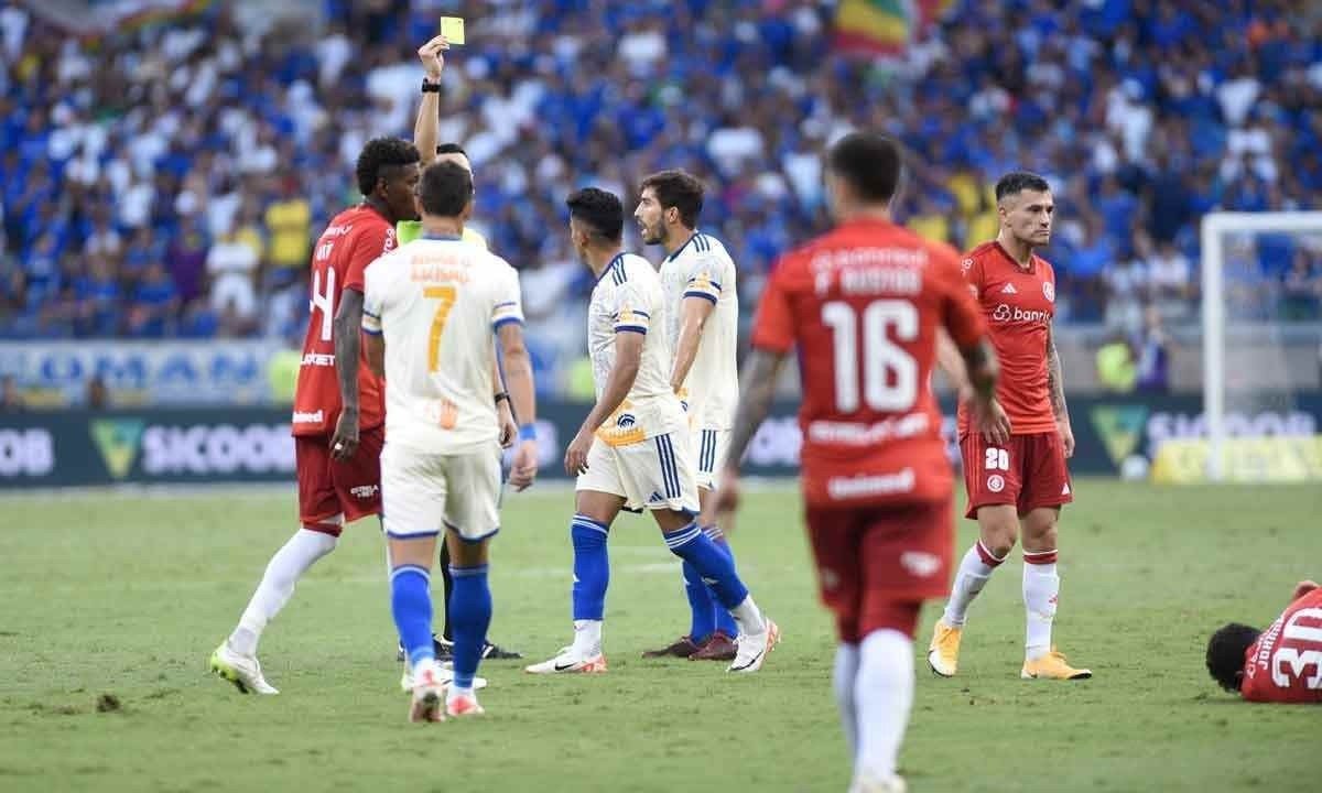 O Cruzeiro voltou a decepcionar a torcida atuando no Mineirão ao ser derrotado pelo Inter por 2 a 1 neste domingo -  (crédito: Ramon Lisboa/EM/D.A Press)
