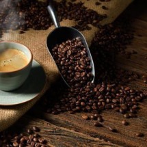 Como é feito o café descafeinado, bebida é realmente livre de cafeína? - GETTY IMAGES