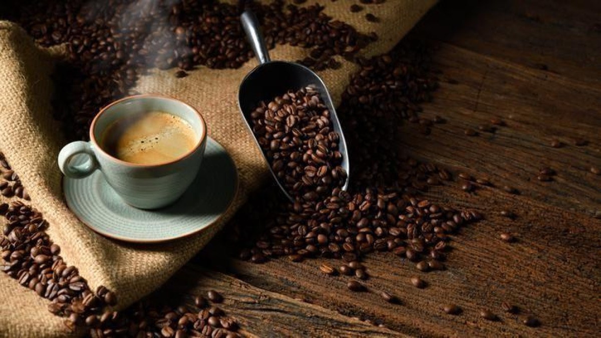 Como é feito o café descafeinado, bebida é realmente livre de cafeína?