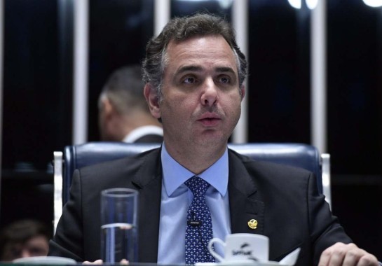 Presidente do Senado Rodrigo Pacheco (PSD-MG) defendeu a criação de mandato para ministros do Supremo Tribunal Federal (STF). Recentemente, a Comissão de Constituição e Justiça (CCJ) aprovou uma proposta que limita decisões monocráticas de tribunais superiores, o que afetaria diretamente o STF. -  (crédito: Edilson Rodrigues/Agência Senado)