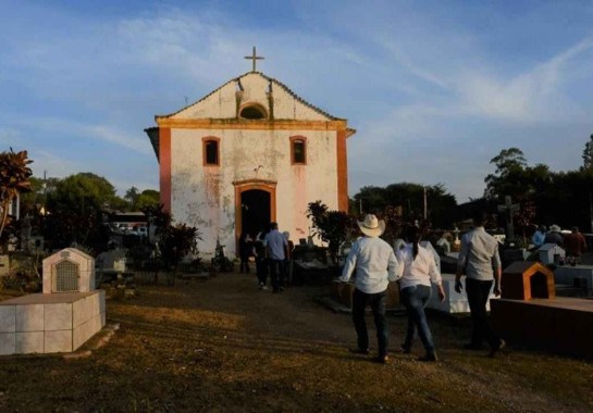 Igreja Nossa Senhora do Desterro tem cemitério ao seu redor -  (crédito: Prefeitura de Sacramento/Divulgação)