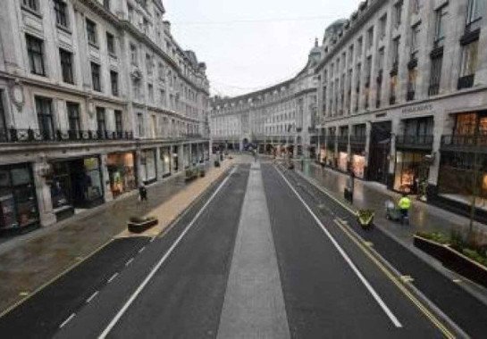 Regent Street, em Londres, praticamente deserta, em meio às restrições para impedir o avanço do coronavírus  -  (crédito: JUSTIN TALLIS)