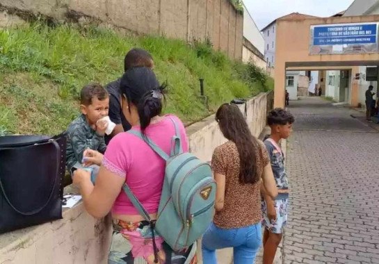 Famílias questionaram falta de pediatras e demora em atendimentos nas unidades de saúde da cidade -  (crédito: Lucas Peralta/TV Alterosa)