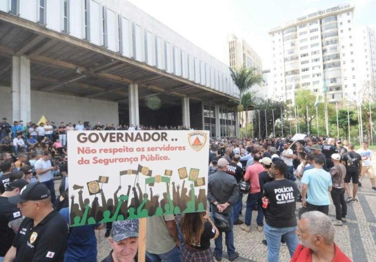 Polícias insatisfeitos com política salarial para a categoria protestaram no início de outubro na Assembleia Legislativa -  (crédito: Gladyston Rodrigues/EM/D.A Press - 25/10/23)