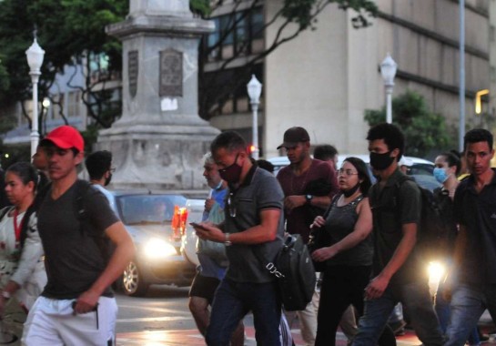 Pessoas usando máscaras e outras não usando em uma rua movimentada em Belo Horizonte -  (crédito: Ramon Lisboa/EM/D.A Press)