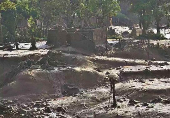 Casas em Bento Rodrigues atingidas por lama de rejeitos do rompimento da Barragem de Fundão, em Mariana, na Região Central de Minas Gerais  -  (crédito: Juarez Rodrigues / EM / D.A Press - 2015)