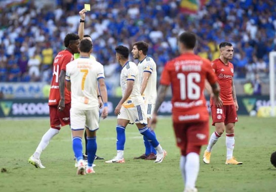 O Cruzeiro voltou a decepcionar a torcida atuando no Mineirão ao ser derrotado pelo Inter por 2 a 1 neste domingo -  (crédito: Ramon Lisboa/EM/D.A Press)