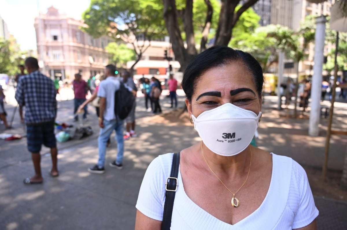Uma mulher de máscara em uma rua de Belo Horizonte
