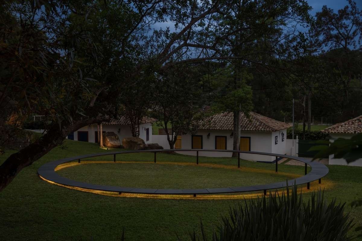 Semana Criativa de Tiradentes (SCT) - Instalações passaram a integrar o evento, como a "Praça circular", no gramado da Villa Chafariz, dos arquitetos Jader Almeida e Hugo Sasdelli