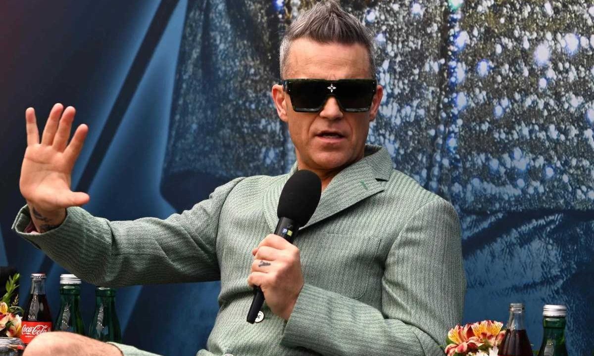 Cantor Robbie Williams atribuiu envelhecimento da pele do pescoço à 'manopausa' e anos de bebedeira  festivos -  (crédito:  AFP)