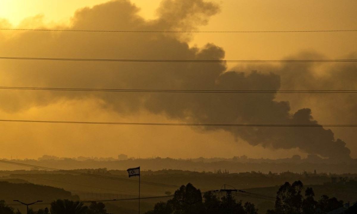 Fumaça de bombardeios sobe ao céu no entardecer na região fronteiriça de Israel e a Faixa de Gaza -  (crédito: Aris MESSINIS / AFP)