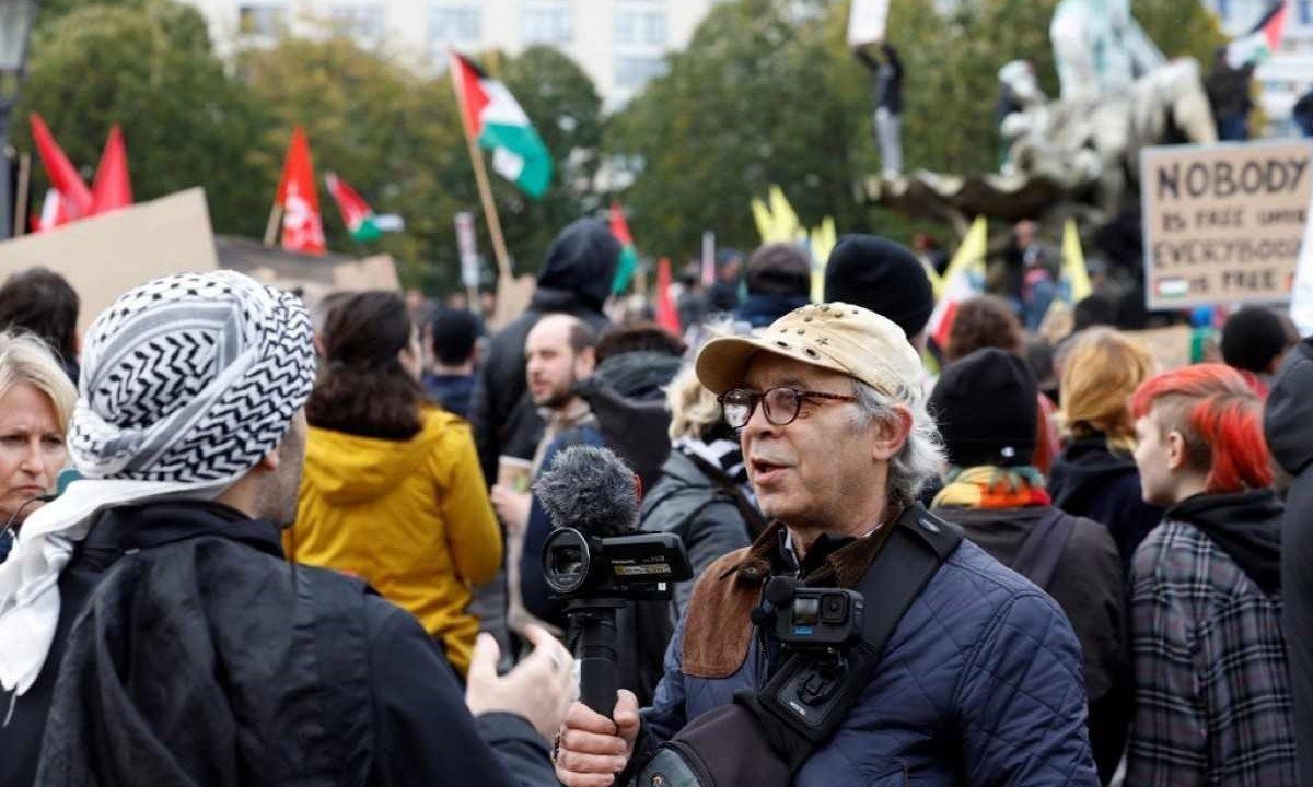 Levi Salomon, judeu moscovita que mora na Alemanha desde 1991, grava manifestaçao pró-Palestina em Berlim -  (crédito: Odd ANDERSEN / AFP)