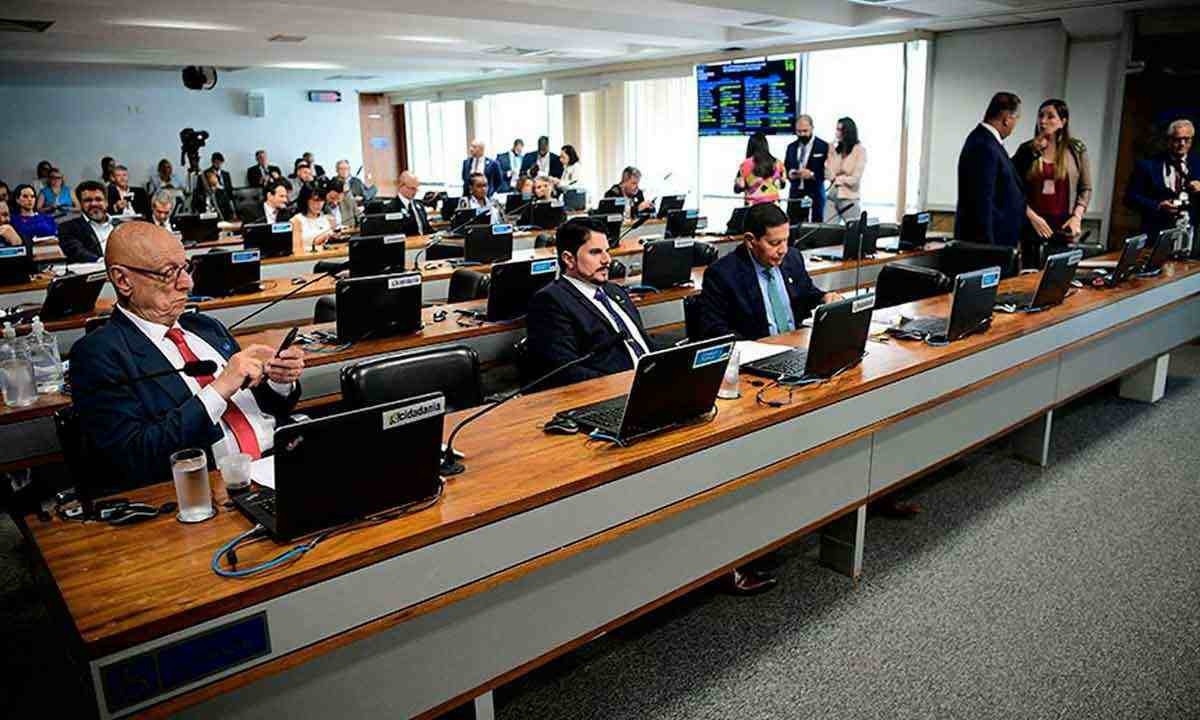 Ontem, a Comissão de Constituição e Justiça (CCJ) do Senado aprovou o relatório da reforma tributária por 20 votos favoráveis e 6 contrários
- (crédito: Pedro França/Agência Senado) Ontem, a Comissão de Constituição e Justiça (CCJ) do Senado aprovou o relatório da reforma tributária por 20 votos favoráveis e 6 contrários
- (crédito: Pedro França/Agência Senado)