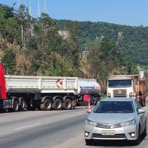 Acidente com vazamento de combustível interdita faixa da BR-381 - Jair Amaral/EM/D.A Press