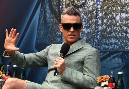 Cantor Robbie Williams atribuiu envelhecimento da pele do pescoço à 'manopausa' e anos de bebedeira  festivos -  (crédito:  AFP)