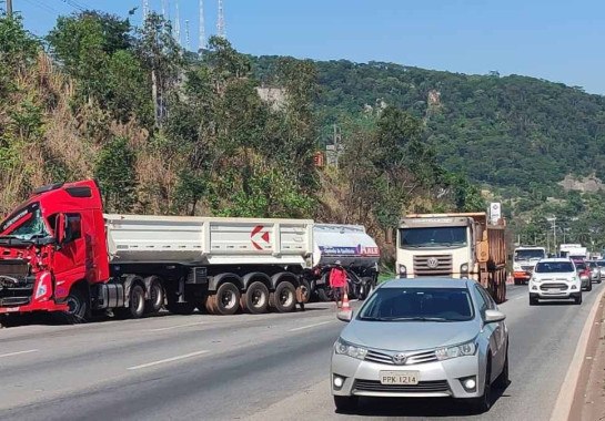 Acidente entre caminhão e carreta complica trânsito na Fernão Dias -  (crédito: Jair Amaral/EM/D.A Press)