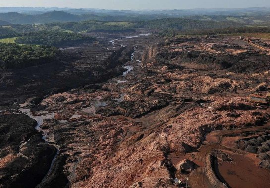 Imagem aérea de parte da região atingida pela lama no rompimento da barragem de Brumadinho -  (crédito: Ibama/Wikimedia Commons)