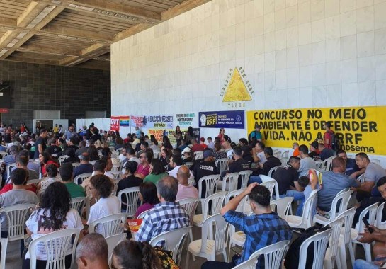 Nesta terça (7/11), servidores fizeram protesto contra a aprovação do plano de RRF na Assembleia Legislativa -  (crédito: Leandro Couri/EM/ D.A. Press)