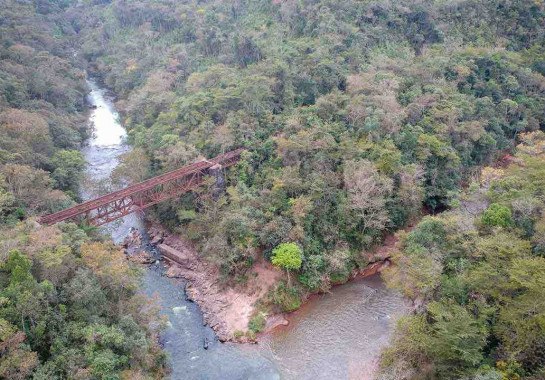 Bacia do Rio das Velhas: nascentes que sustentam o principal manancial da região metropolitana da capital estão pressionadas por superexploração econômica e perda vegetal -  (crédito: Leandro Couri)