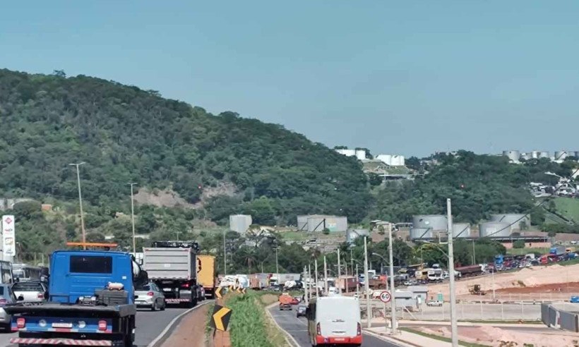 Engarrafamento na BR-381 chega a 9 km