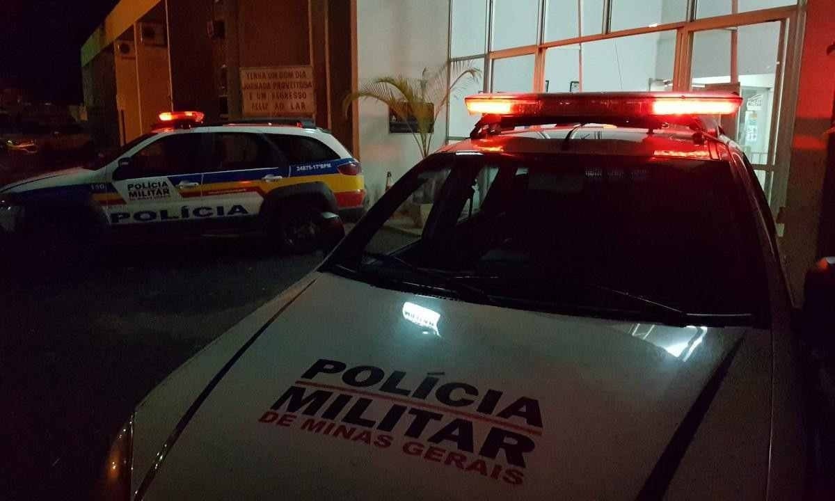 Polícias encontraram corpo da mulher em estado de decomposição na casa -  (crédito: Vinícius Lemos)