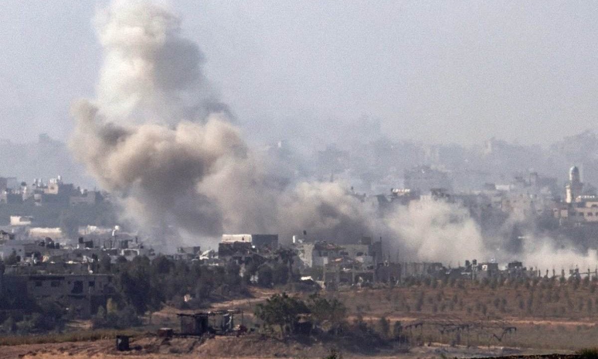 Fumaça sobe do centro de Gaza, durante confronto com Israel
       -  (crédito:  JACK GUEZ / AFP)