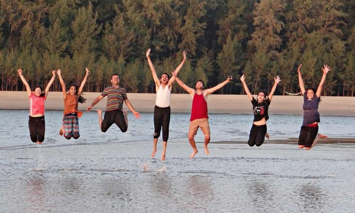 Jovens felizes na praia: 'a Geração Z não gosta de trabalhar' -  (crédito: Pixabay)